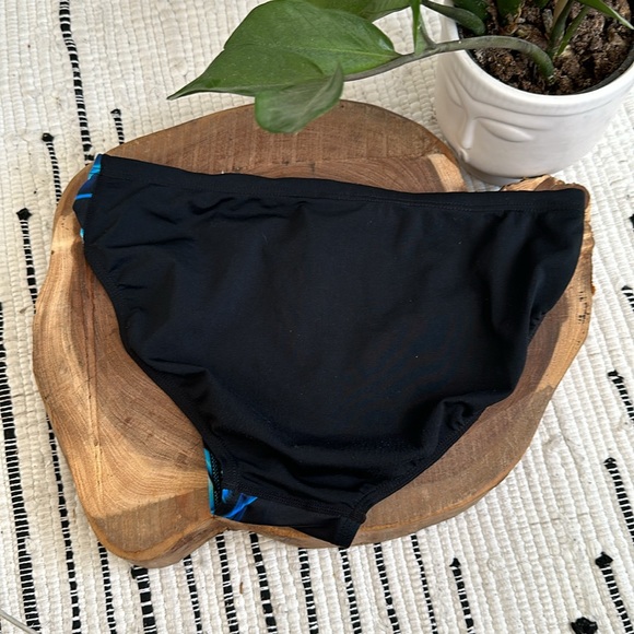 TYR - Picture 4 of 5